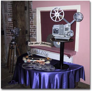 Ausstellung der alten Filmgerätschaften bei der Premiere in der Nordhorner Kornmühle