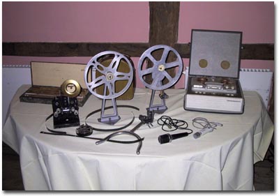 Ausstellung der alten Filmgerätschaften bei der Premiere in der Nordhorner Kornmühle